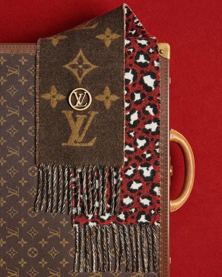 配饰狂|程潇的大牌围巾，logo特大但不显老