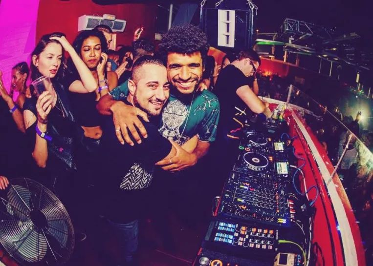 这名扎根意大利的Techno明星因被其父亲刺伤而住院