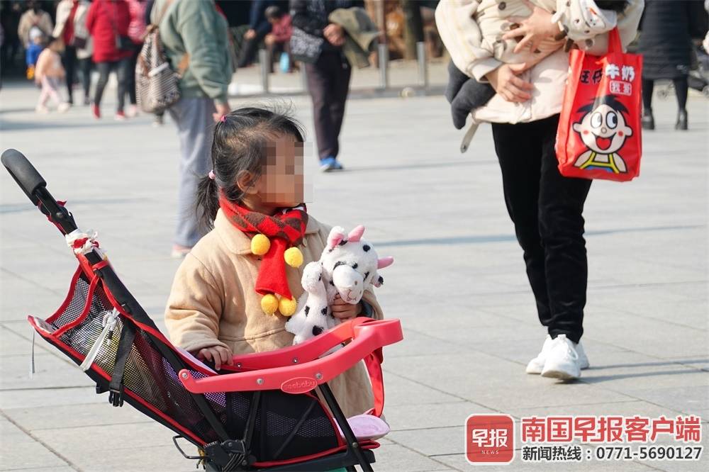 南宁市场上童装安全隐患不少，专家建议：选购童装要“一看二闻三摸”