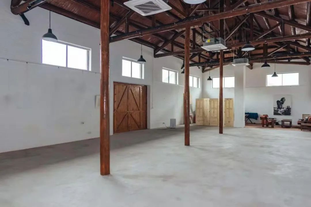 篮球场绿茵场,虹口足球场附近有篮球场