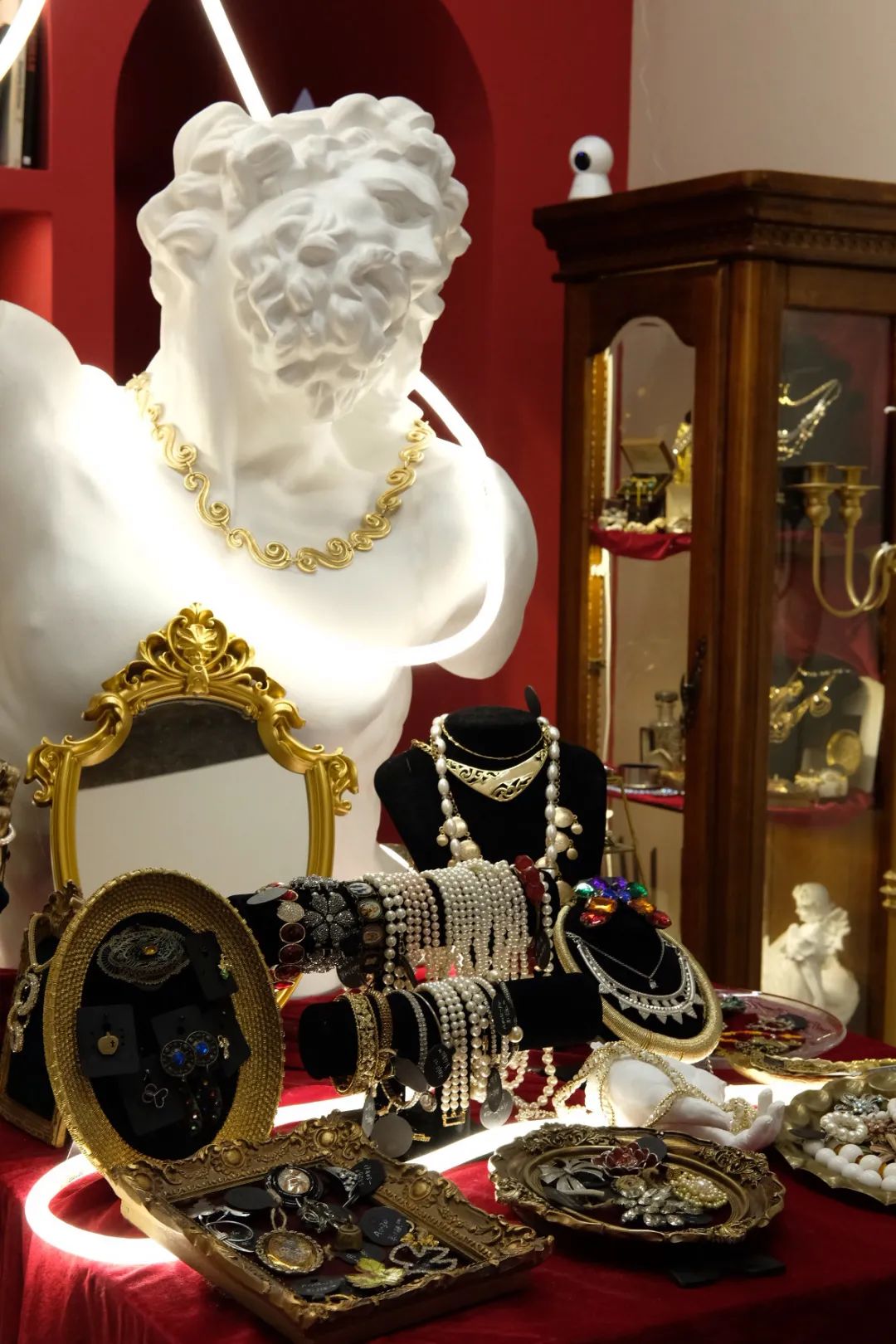 你家楼下的免费展览空间，晒着暖烘烘的太阳散步去吧