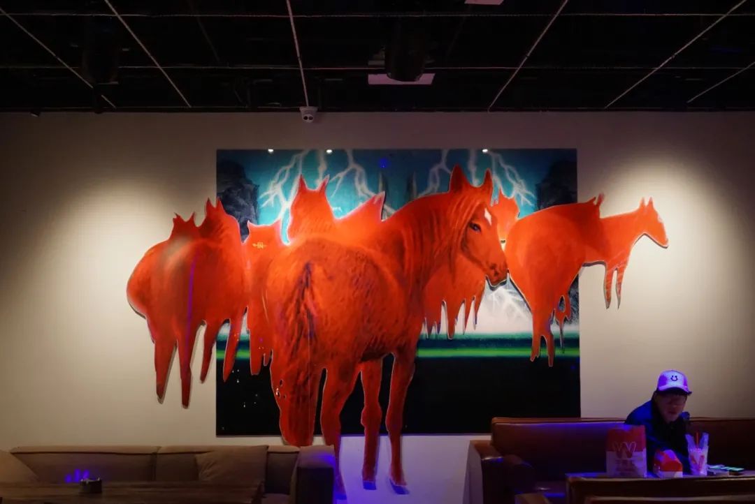 你家楼下的免费展览空间，晒着暖烘烘的太阳散步去吧