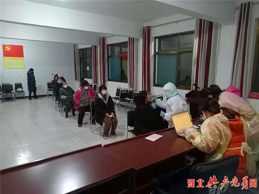 行唐县南桥镇南龙岗村:高扛*党**旗勇战疫情