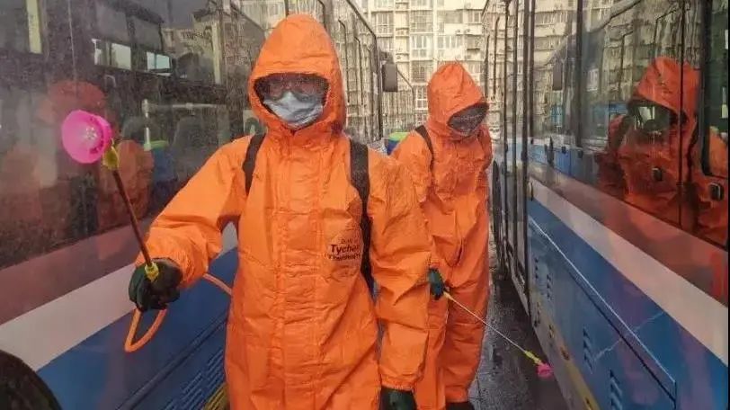 如果祖国有颜色那一定是中国红,如果战疫有颜色