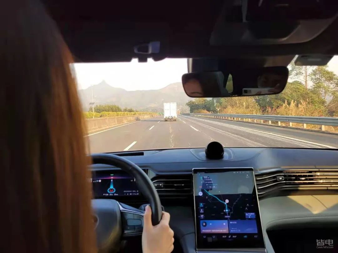 特斯拉小鹏蔚来激烈驾驶评测,作死挑战骑电动车