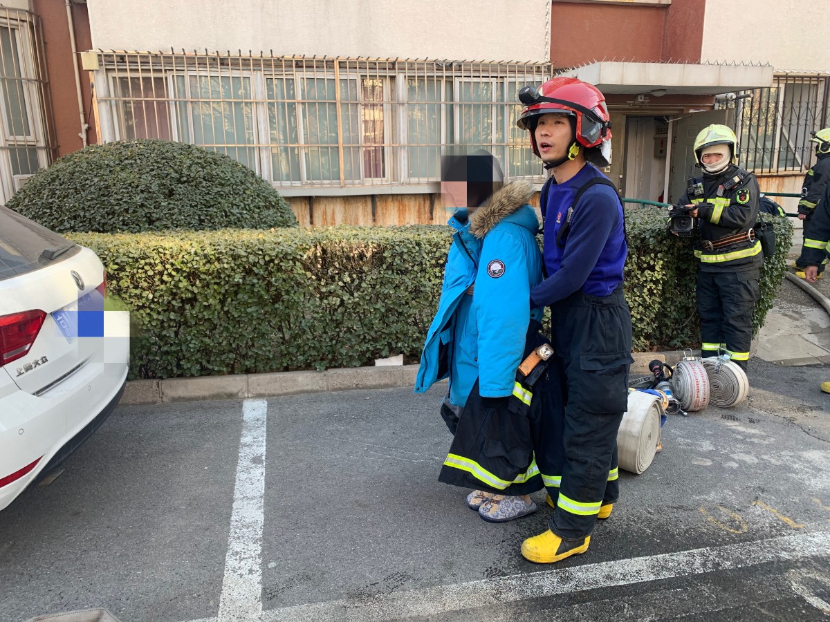 消防员火灾救出小女孩,消防员在火场中救出19岁女孩