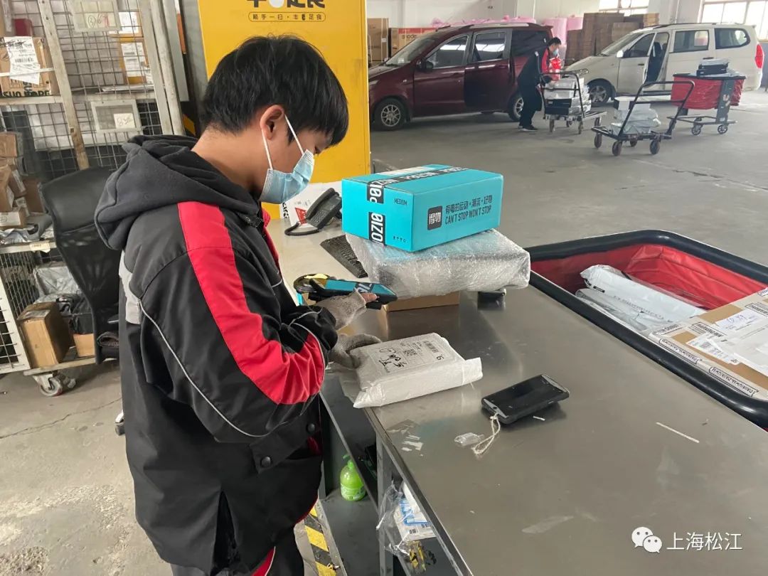 申城快递服务如常春节快递不打烊,粤超8万名快递小哥春节不打烊