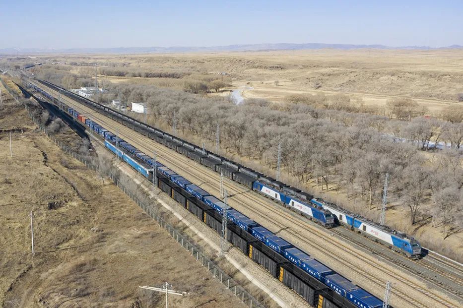 快看！内蒙古这个火车站可看到两列火车同时同方向并行