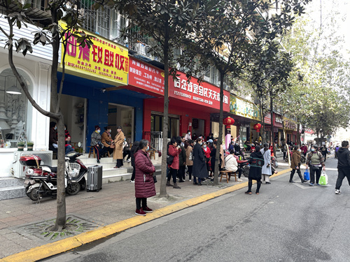 人勤春来早农事催人忙,人勤春来早枝头花正俏