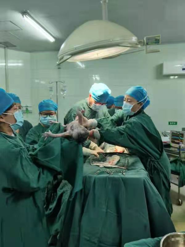 孕妈妈与龙凤胎宝宝性命攸关，怀化市二医院多学科联动救治