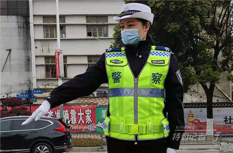 特约记者行：靓丽女交警的手势能看懂吗