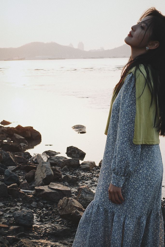 章若楠慵懒风卷发,章若楠慵懒马尾