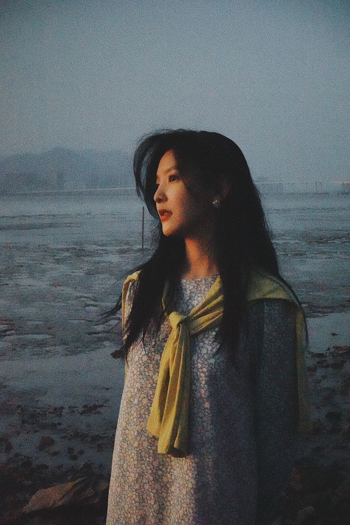 章若楠慵懒风卷发,章若楠慵懒马尾