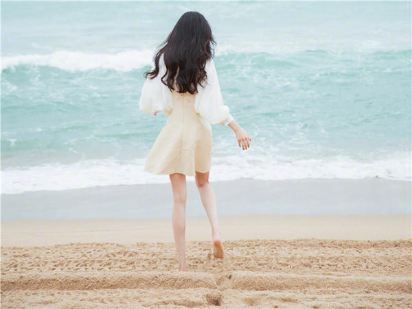 杨幂因为漫画腰道歉,杨幂回应漫画腰挑战误解