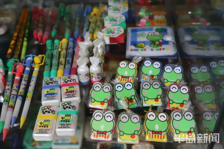 百味人生丨一箱过期方便面能卖3600！青岛小伙攒出“80后时光机”，收藏近6000件老物件