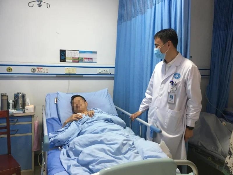 幸好村医一再催促肾癌在突破大爷的筋膜和血管前被“干掉”了