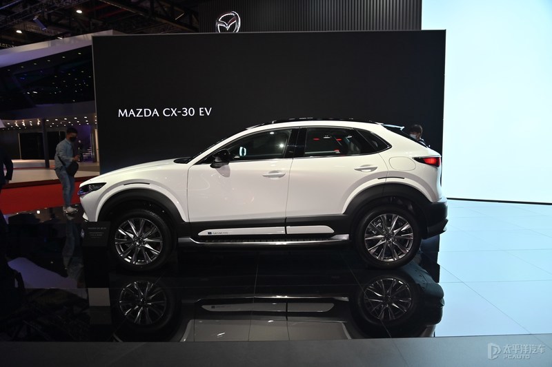 新款起亚嘉华实车曝光,2022丰田皇冠陆放豪华版图片