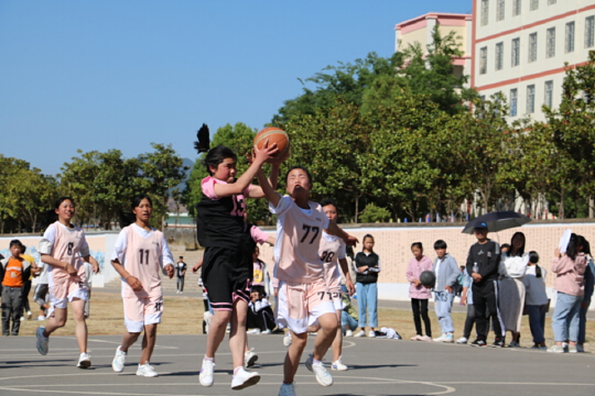 迤车中学这次篮球赛，动作姿势都OK，萌萌达