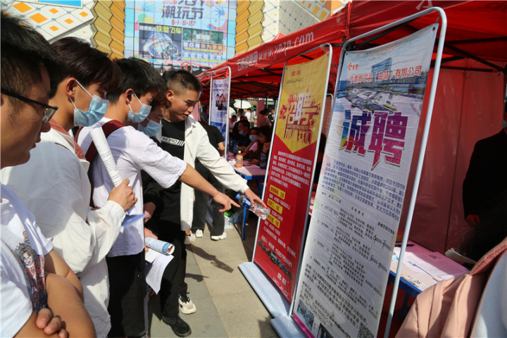 曲靖市高校毕业生春季大型专场招聘会在经开区举办达成初步就业意向1500余人