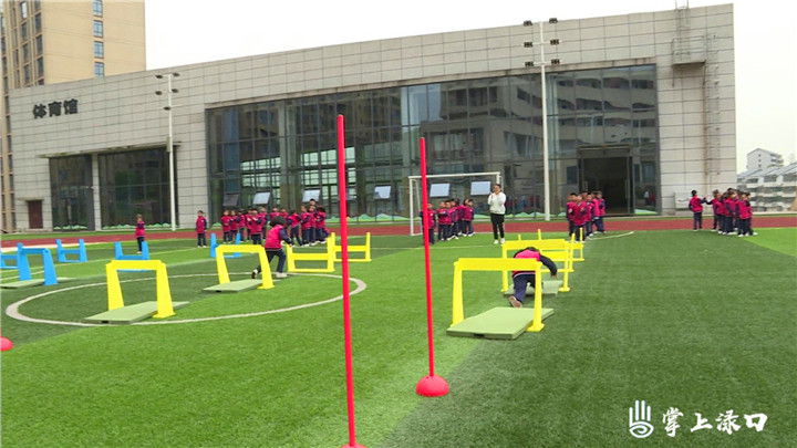 障碍跑表演小学生,障碍跑大课间