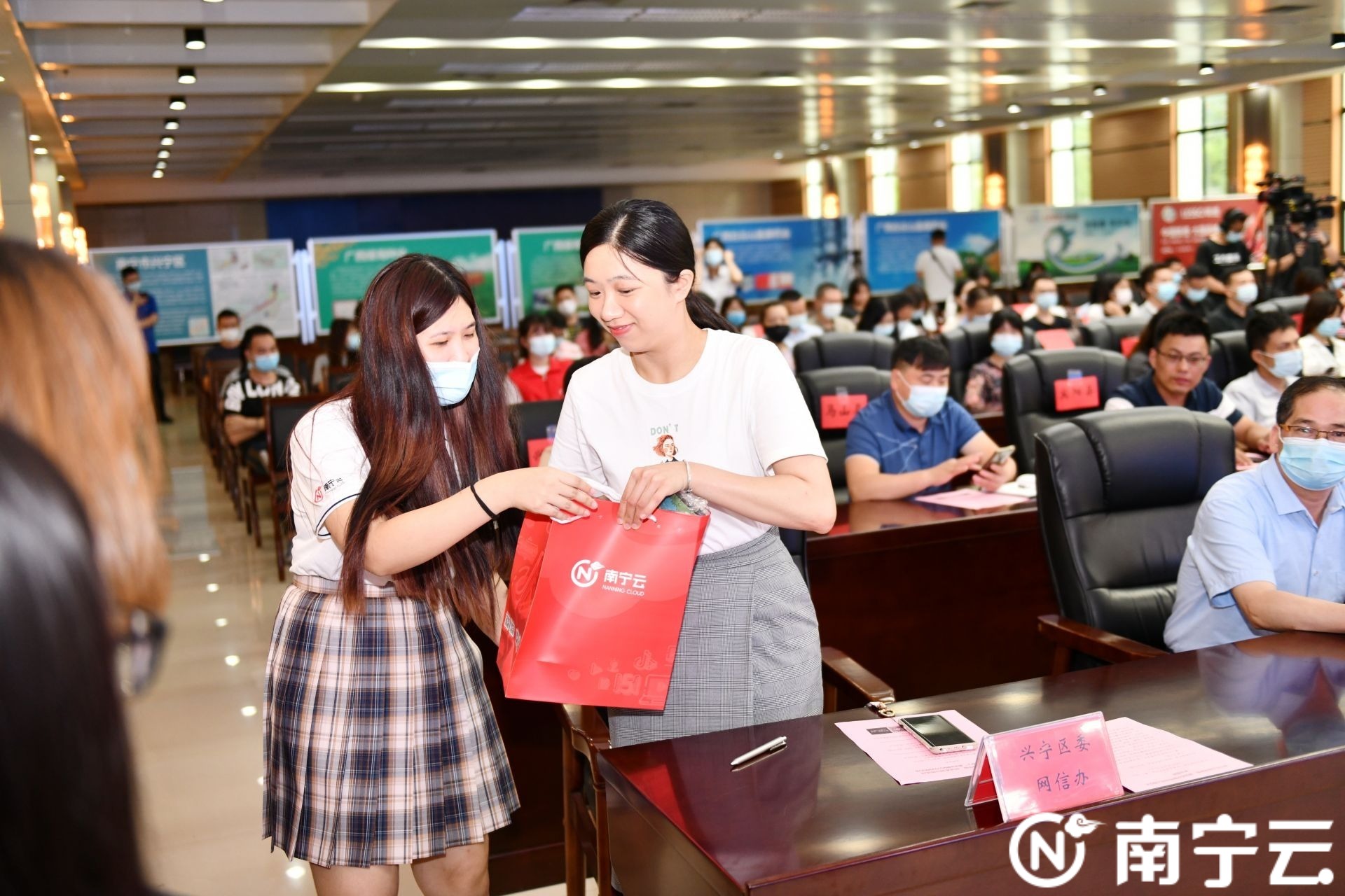 整治网络暴力共建网络清朗空间,举报网络谣言共建清朗网络