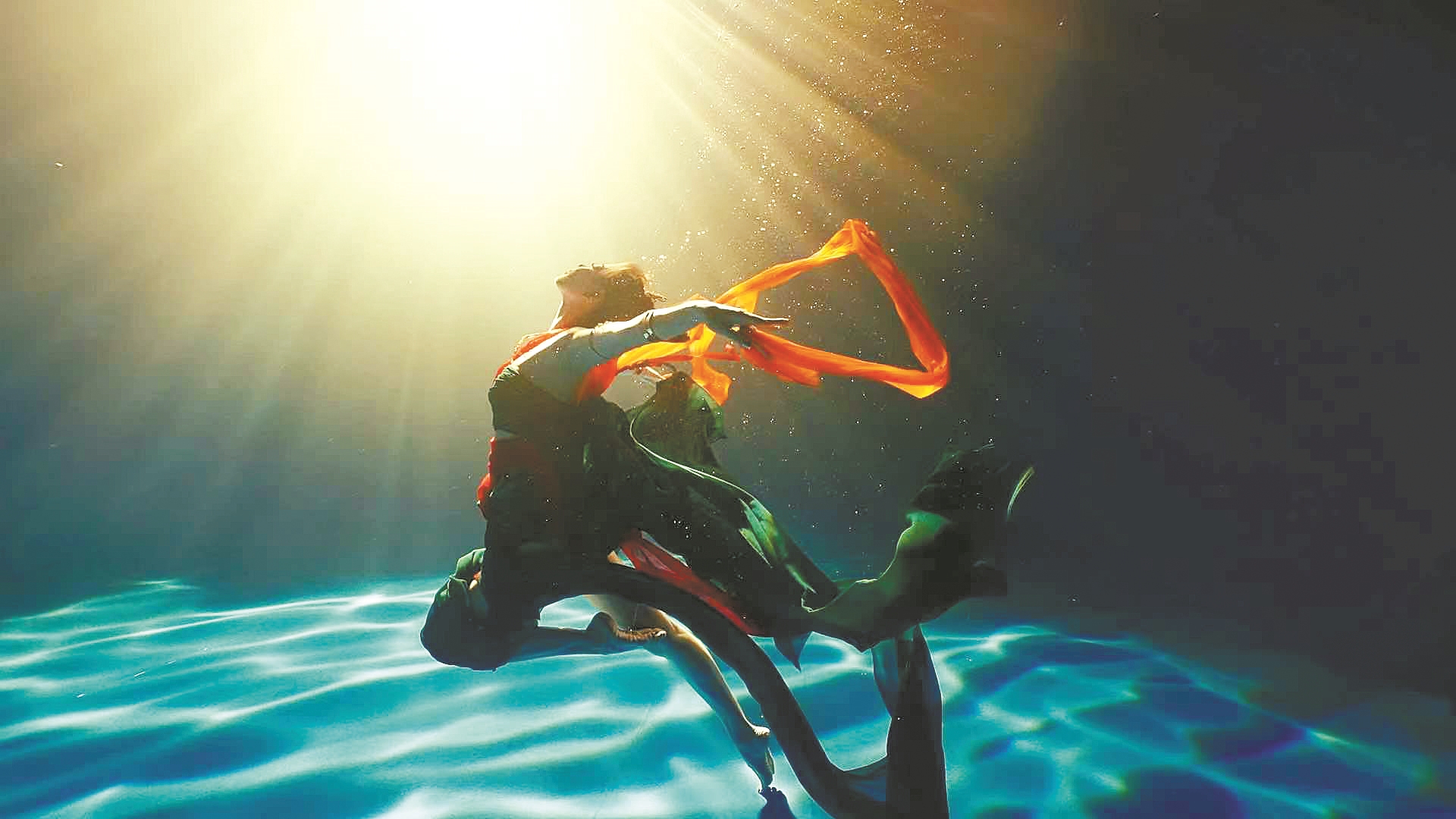 小姐姐在水下憋气100秒探险,小姐姐水下憋气挑战100秒