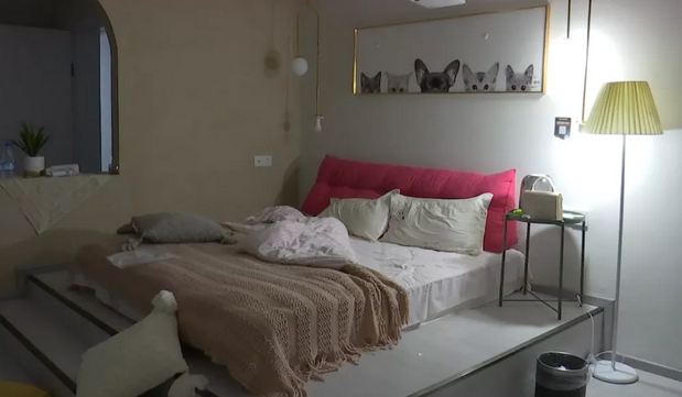 情侣入住酒店突然被人闯入怎么办,情侣住酒店房门被打开能不能索赔