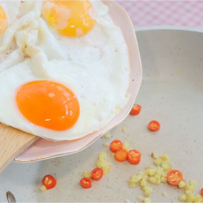 用可乐和鸡蛋做出美食,鸡蛋里倒入可乐和醋