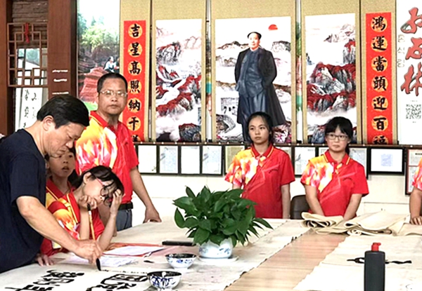 武陵源区关工委举行第六届“老少同乐关爱杯”乒乓赛书法赛暨围鼓展演活动