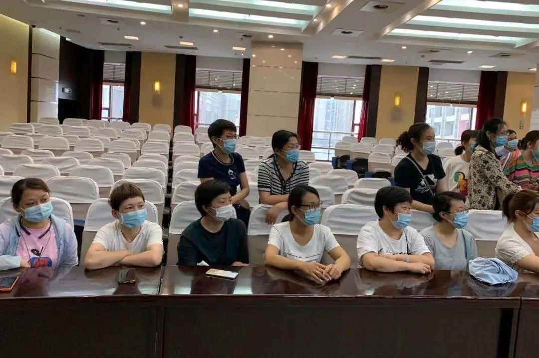 核酸检测医护人员深夜忙,医护人连夜给他们做核酸检测