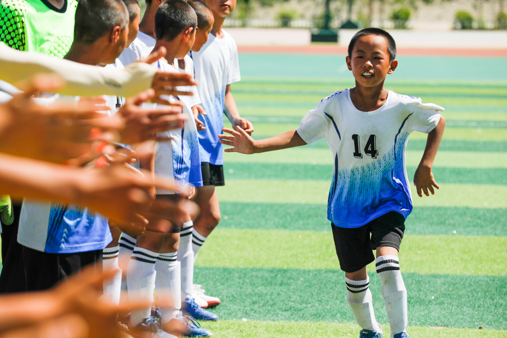 足球看台上的感人时刻,足球场上的感动瞬间文章