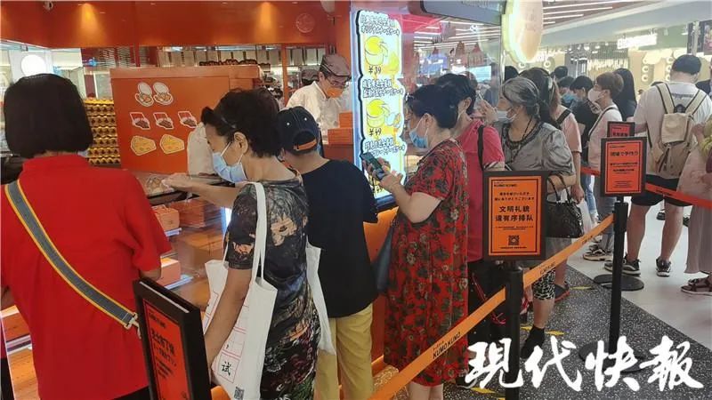 网红奶茶店每天雇100人排队,南京网红代购