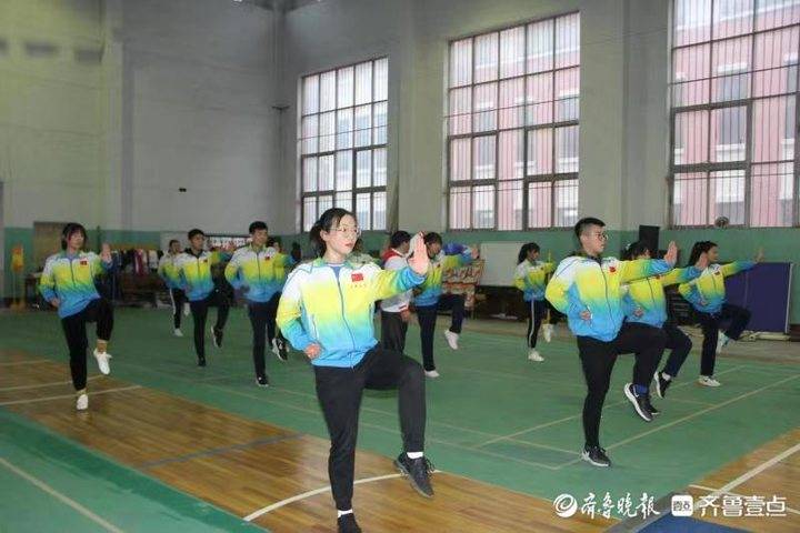 胶州三中：三尺讲台启一方民智中流击水助新区发展