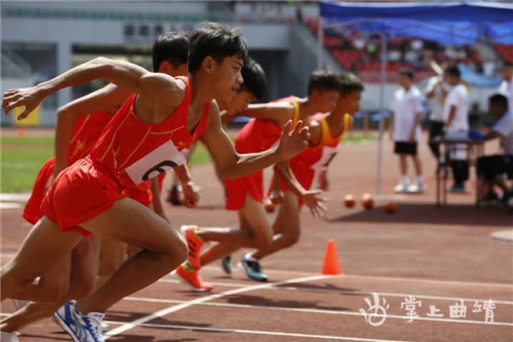 在体育精神的激励下成长,在竞赛中成长