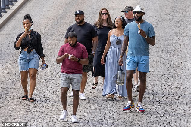 享受生活！媒体晒詹姆斯前天在科西嘉岛品尝冰淇淋度假照