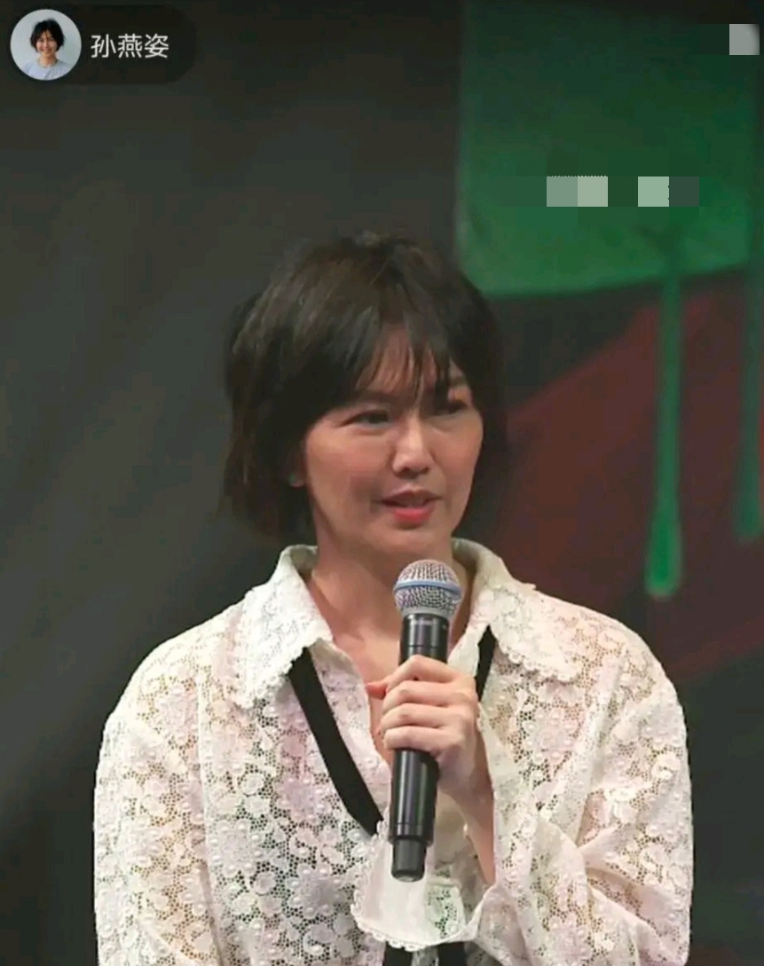43岁孙燕姿近况曝光，素颜上镜状态佳，直播献唱引网友齐呼“爷青回”