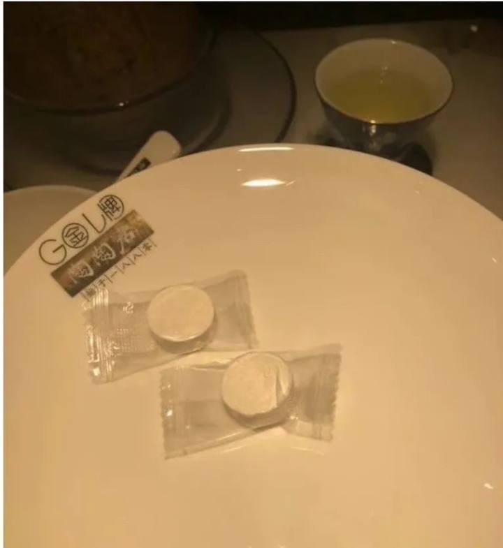 以为是颗奶糖，结果从嘴里拉出一张“人脸”？杭州的日用品超市里也有，包装和糖一样，但是不能吃啊……