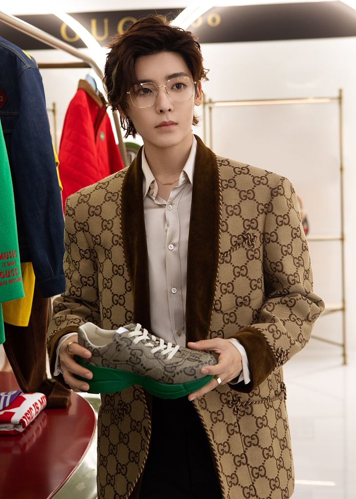 侯明昊帅造型,侯明昊雅痞三七