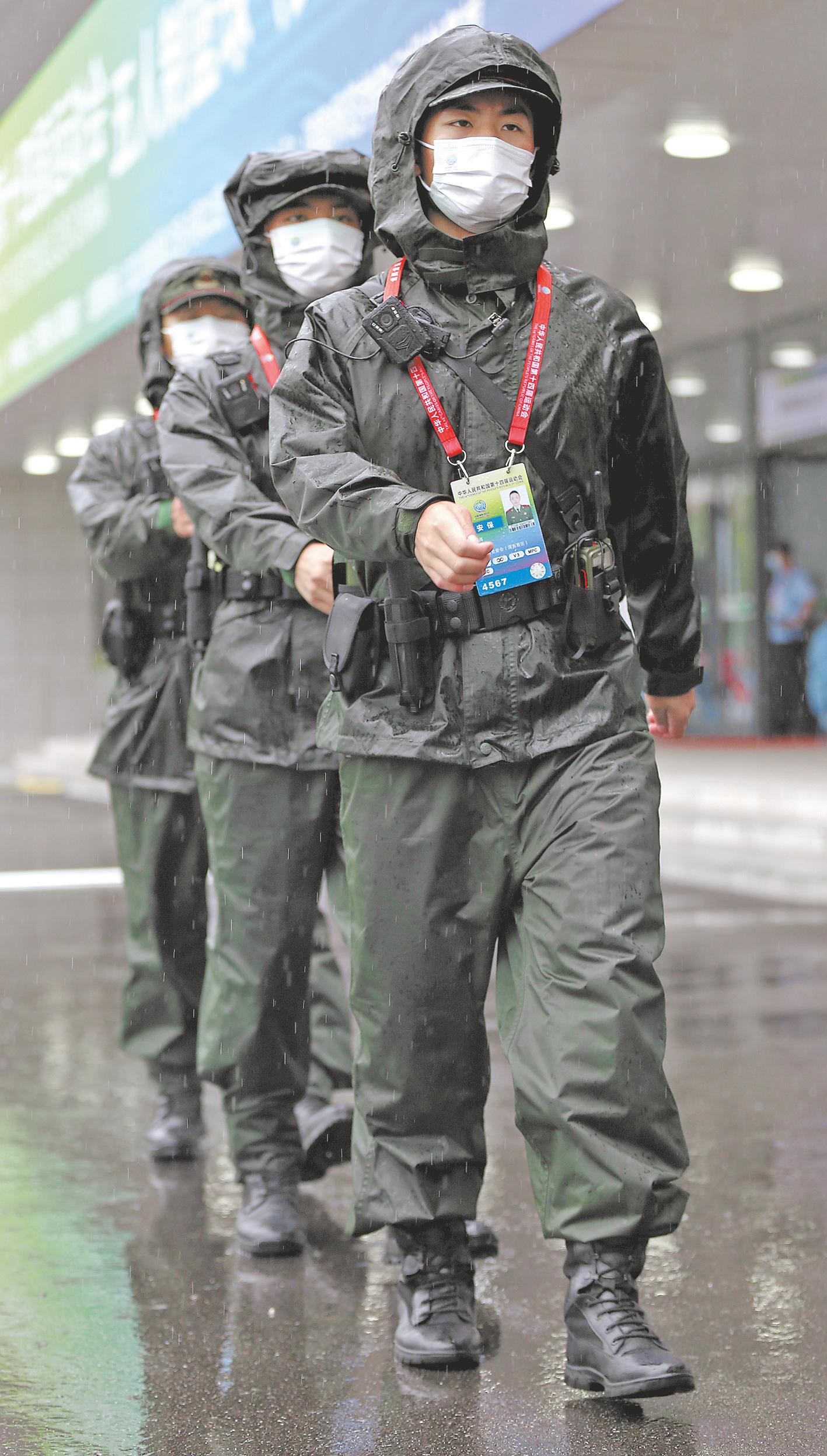 致敬！赛场内外的“小角色”——十四运会篮球女子五人制U19组比赛赛事服务者群像素描