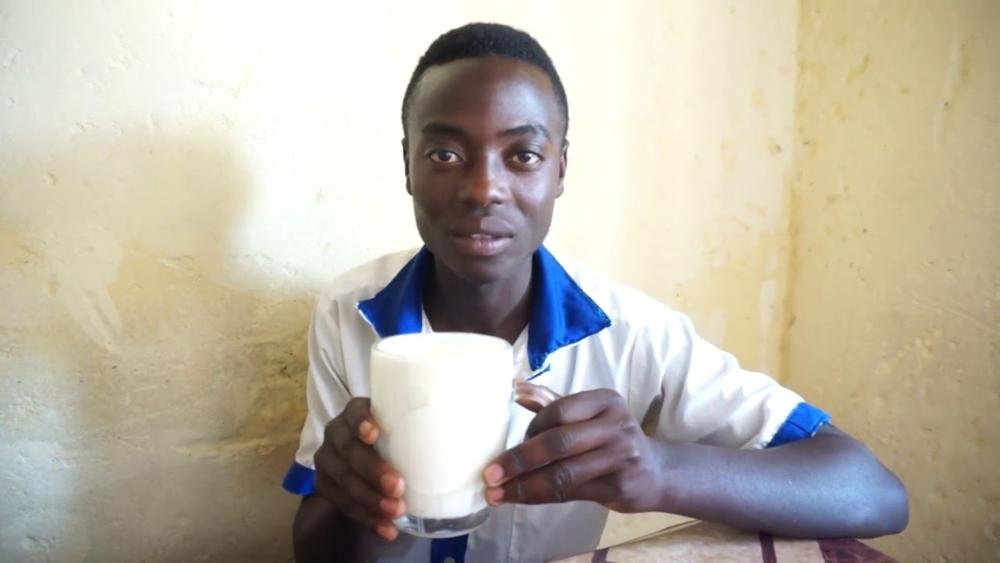 看着卢旺达老哥在奶吧吹奶，我忘记了乳糖不耐