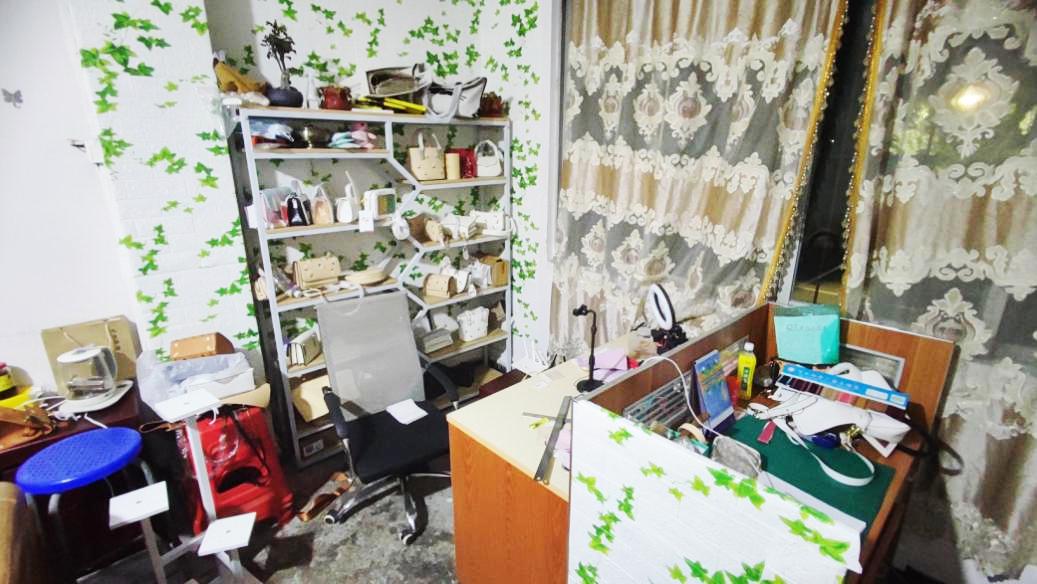 广州警方抓获假冒名牌包,广州查获假冒皮具