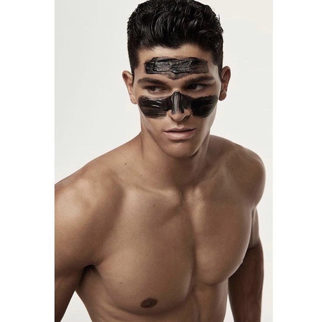 完成学业重新复出，黄金比例的小狼男模狗能否通过时尚的重新洗牌