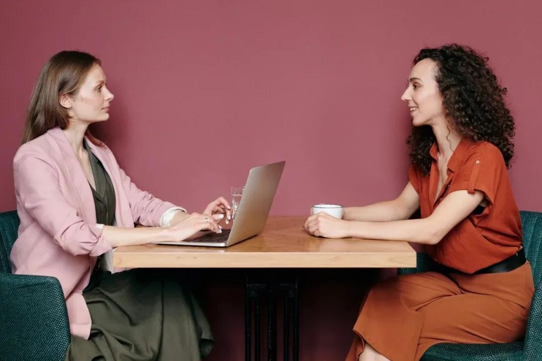 雅思口语考试面对的是外国人吗,雅思考官更青睐英音还是美音