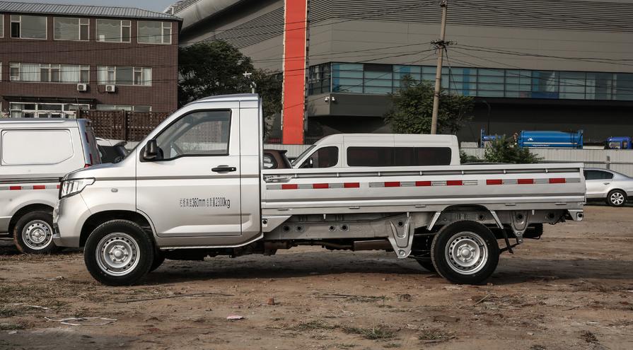 五菱荣光新卡跑车,五菱荣光新卡小巧车身更灵活