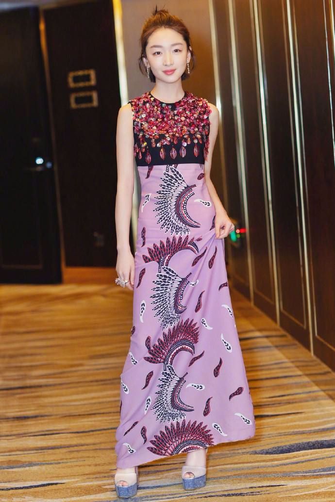 周冬雨穿白色礼服裙大秀美背,周冬雨橘色