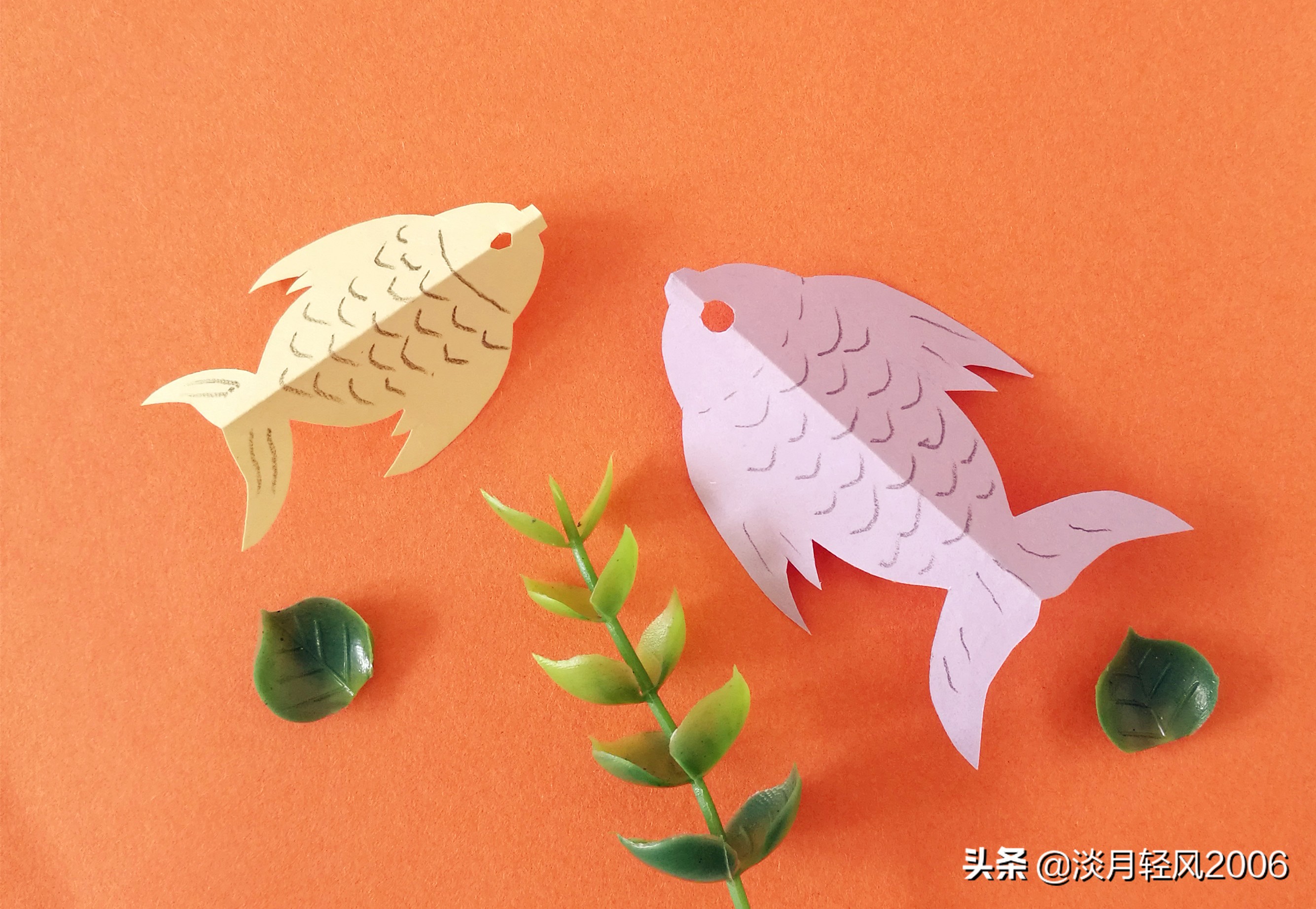 用彩纸制作出一只可爱的小鱼,橡皮泥做的小鱼放彩纸上怎么做