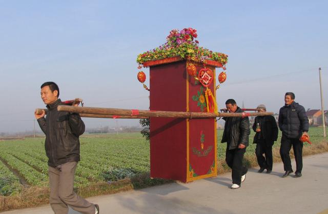 结婚的和出殡的相撞有什么说法吗,婚事和丧事撞到一起怎么办