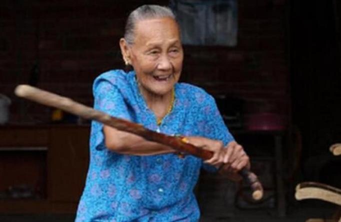 河南农妇去医院就诊，无意间露出胳膊，警察前来才知其身份不简单