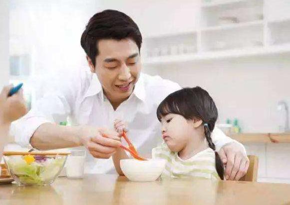 嫌妈妈做饭难吃小孩自己动手,嫌弃孩子吃奶脏