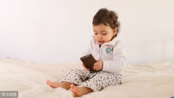 宝宝喜欢坐地上怎么管教,宝宝老爱摸什么原因